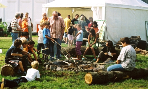 Kinder am Lagerfeuer